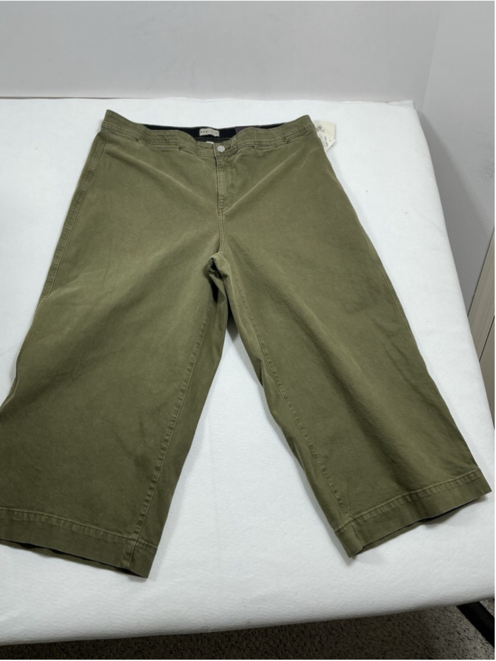 Womans NWT Ava & Viv Wide Leg Cropped Olive Green Jeans Size 22 Comfort Waist
